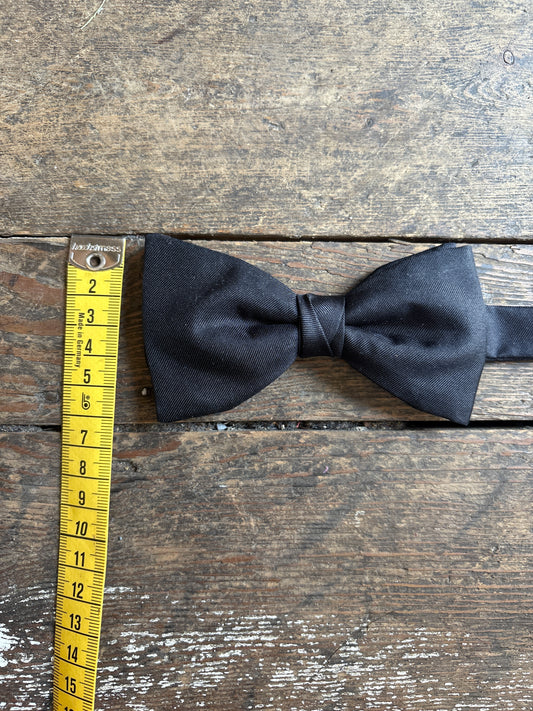 fixed black bow tie