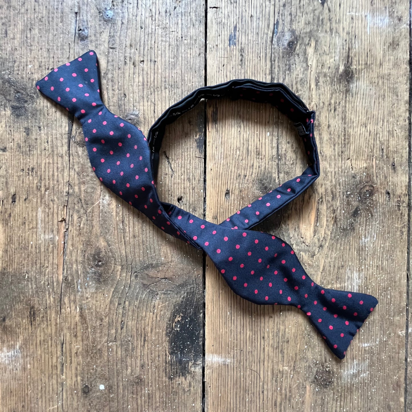 Regent - Silk Bow Tie - Spot - Navy/Red