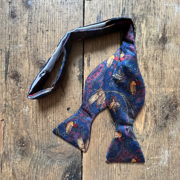 Silk bow tie with navy paisley and duck details