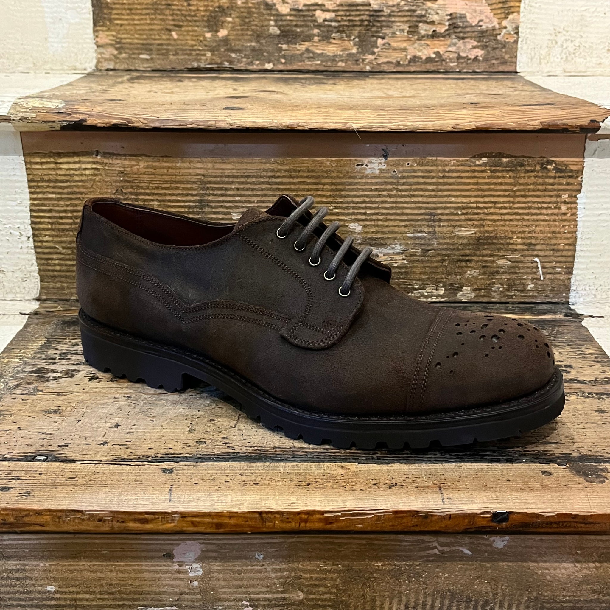 Regent waxed leather shoe with gunshot broguing