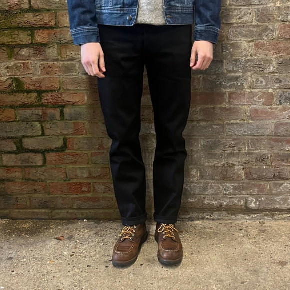 The S Rider Jean from LEE 101 is a classic regular fit in a black denim.