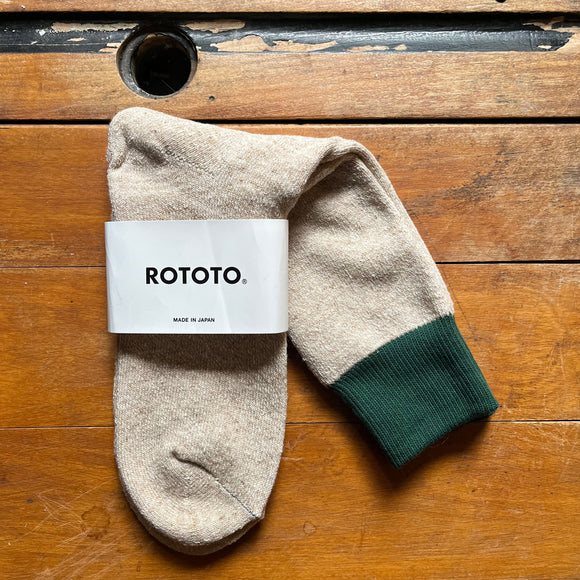 Rototo double face socks in beige with green ribbing