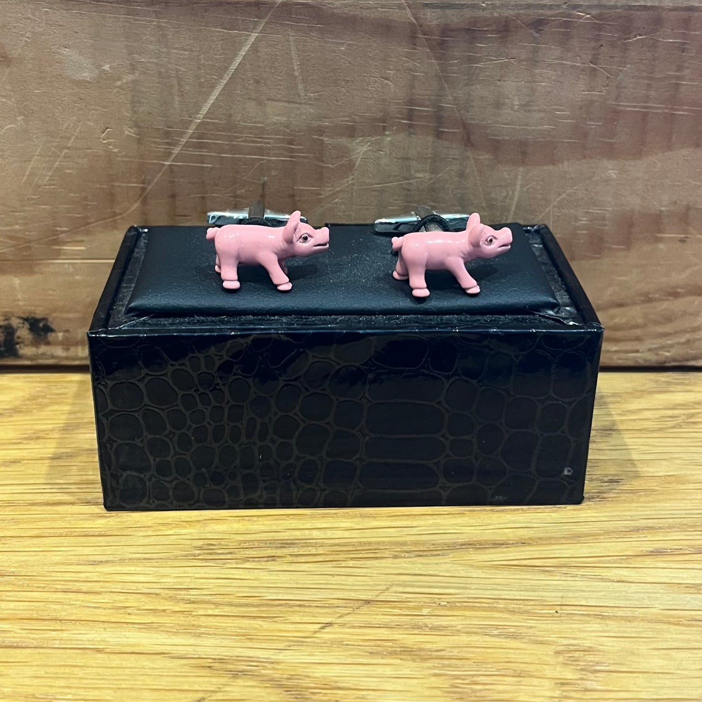 Pig cufflinks with bar fastening