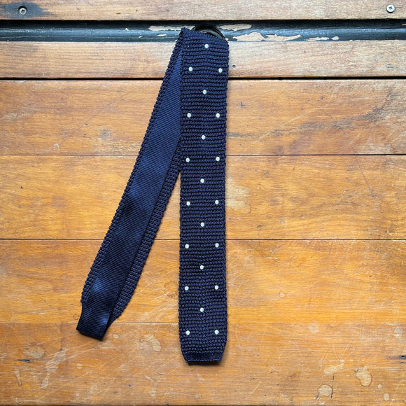 Regent knitted silk tie in navy blue with white spots