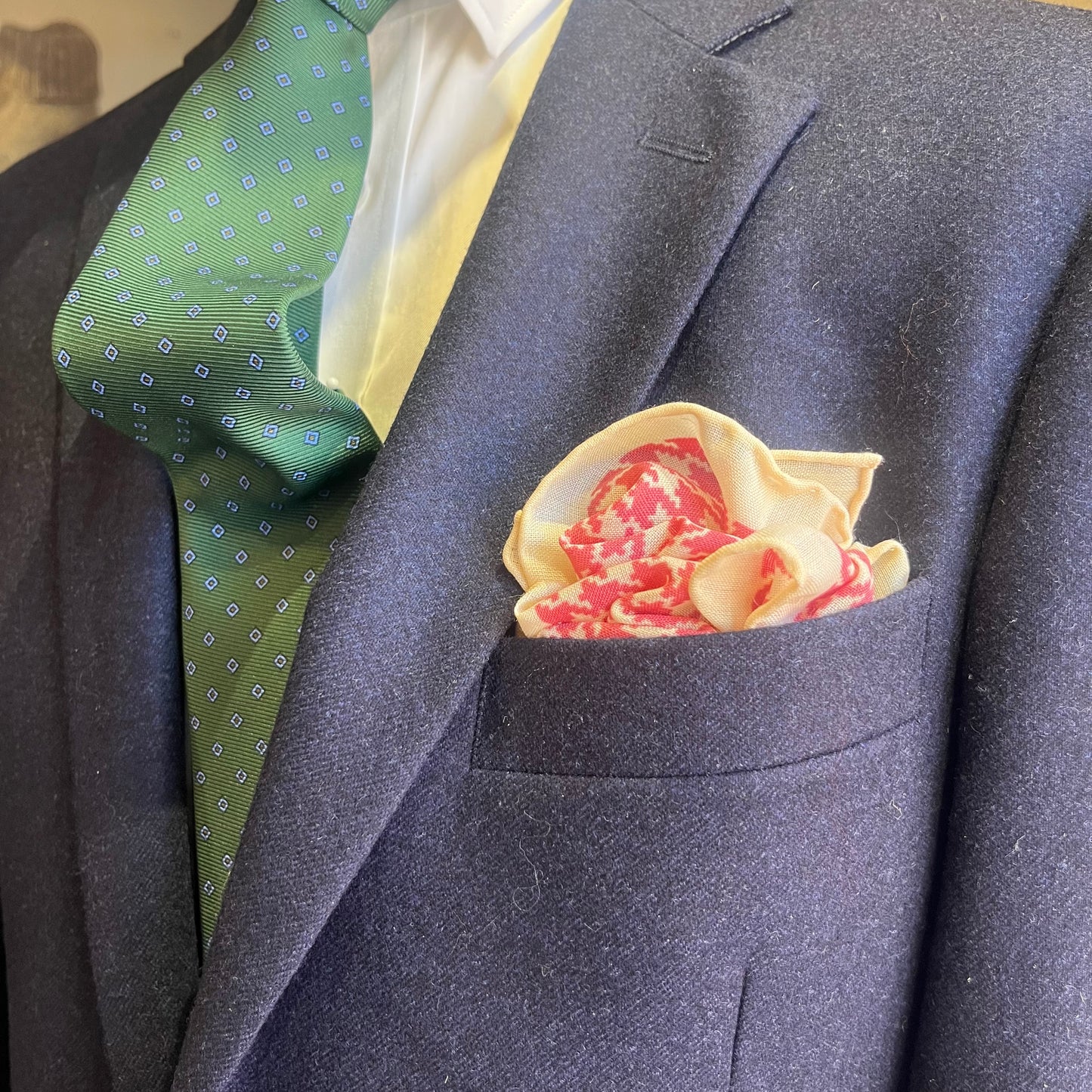 Regent - Wool/Silk Pocket Square - Cream with Pink Houndstooth