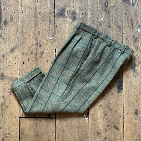 Tweed breeks / breeches featuring velcro adjustment, belt loops, double pleats and alcantra-enforced pockets, designed and made exclusively by Regent.