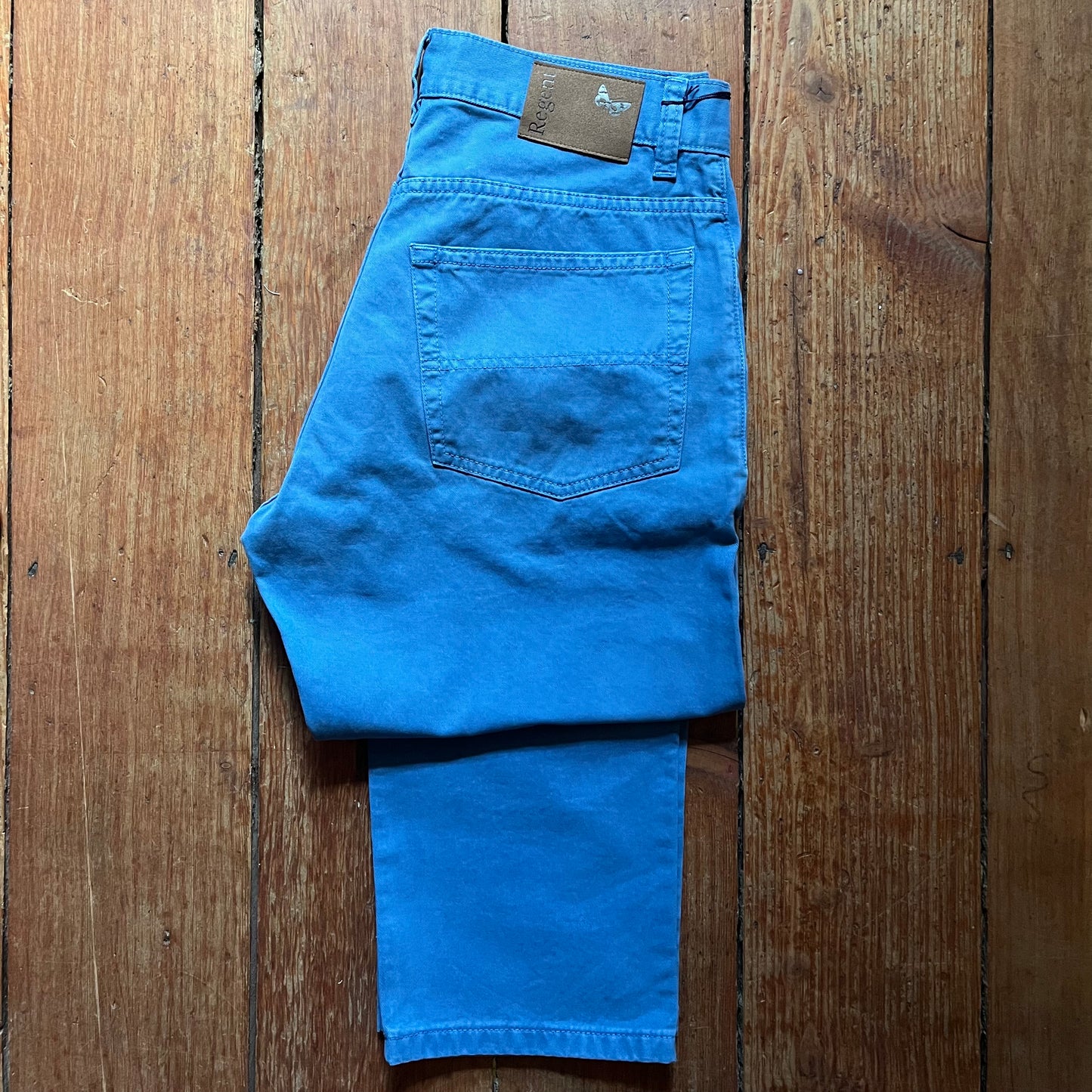 Light blue jeans, 5 pockets. belt hooks, regular fit and classic style. Leather patch on back belt.