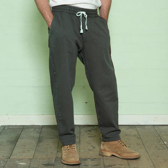Corded drawstring trousers in a relaxed style with a slight taper under the knee, in a classic olive colour. 2 large side pockets.