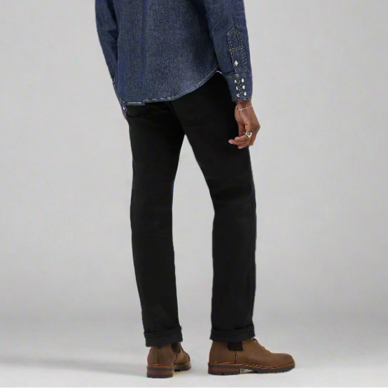A man wears Jeans