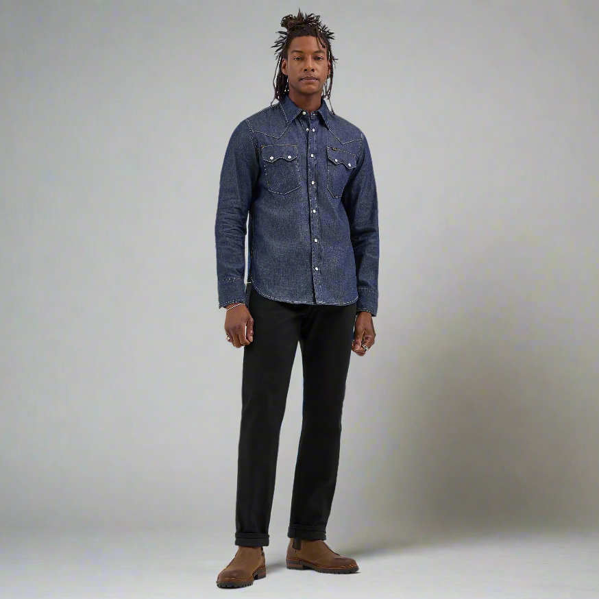 A man wears Jeans