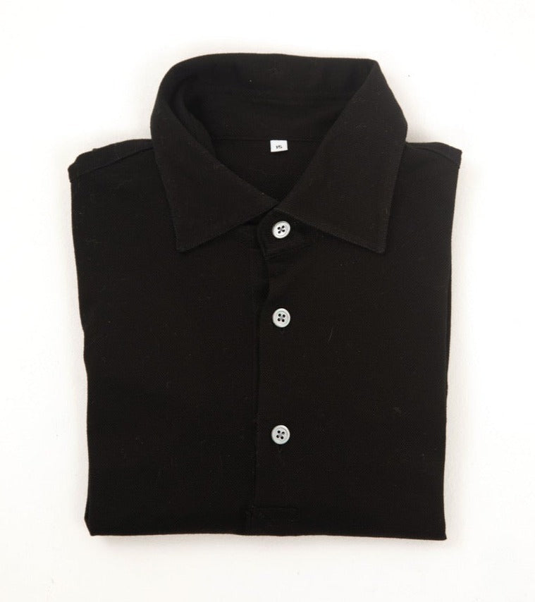 Italian lightweight and breathable cotton short-sleeve polo shirt in black with pale buttons from Regent.