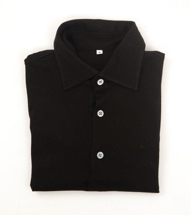 Italian lightweight and breathable cotton short-sleeve polo shirt in black with pale buttons from Regent. 