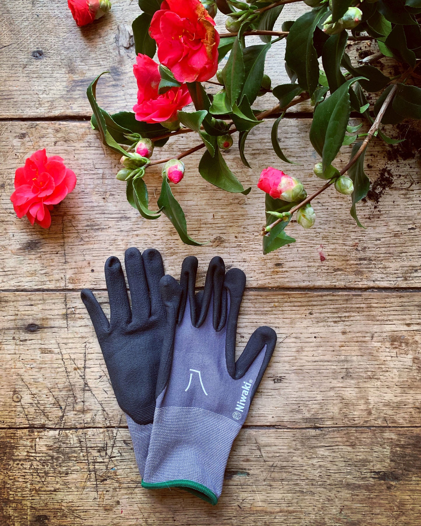 Flexible, easy-use garden gloves with breathable nylon-spandex liner and nitrile coating by Japanese-inspired Gardening experts Niwaki.