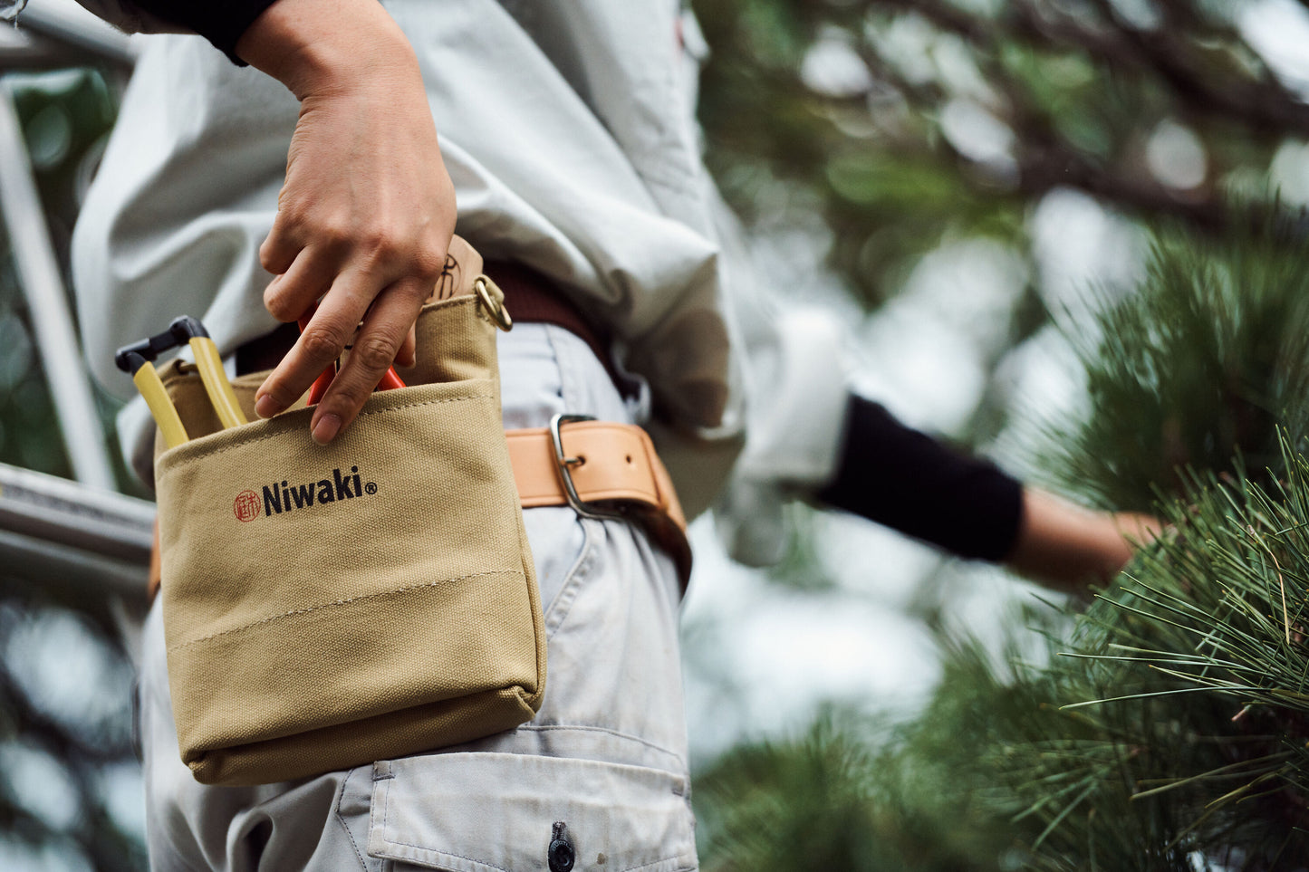 Gardener's tool-bag, pouch, over-the-shoulder carrier with pockets and waterproof construction from Japanese Gardenwear experts Niwaki.