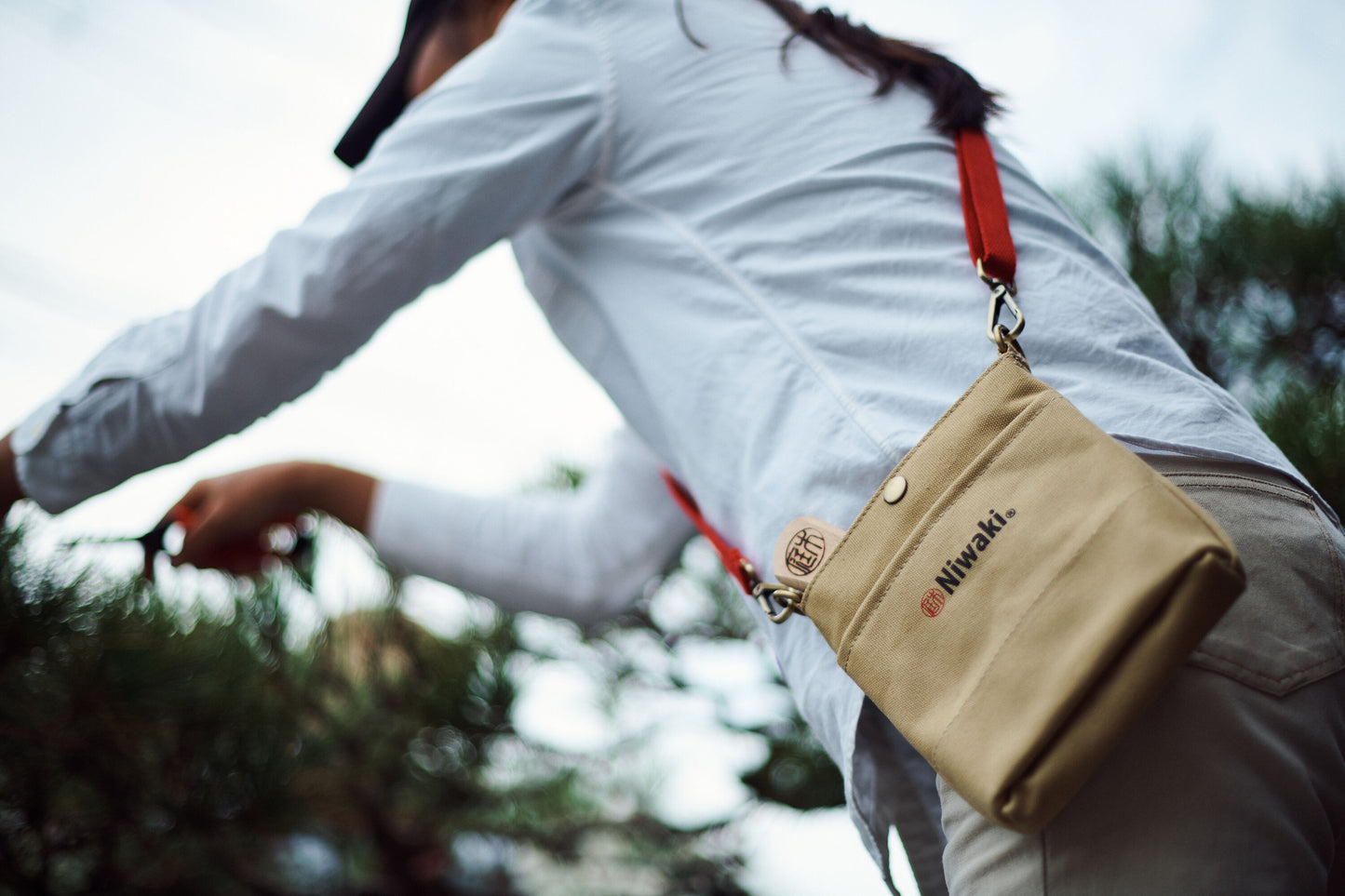 Gardener's tool-bag, pouch, over-the-shoulder carrier with pockets and waterproof construction from Japanese Gardenwear experts Niwaki.