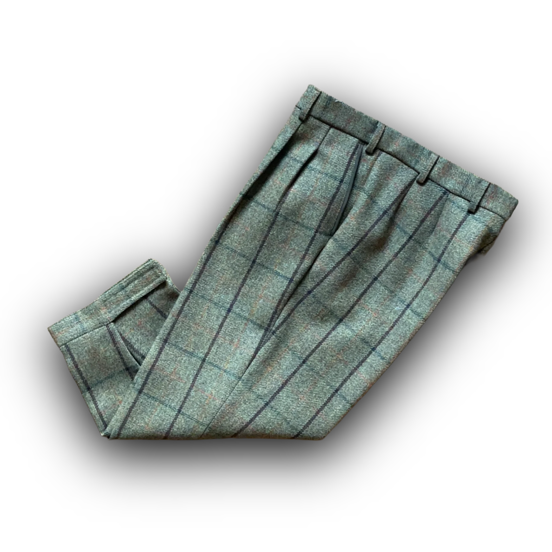 Tweed breeks / breeches featuring velcro adjustment, belt loops, double pleats and alcantra-enforced pockets, designed and made exclusively by Regent.