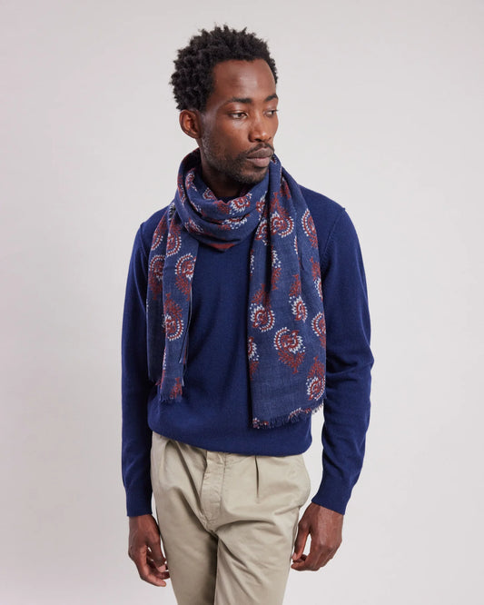 Hartford woll paisley print scarf in indigo and red, nicely finished with a fringe hem 