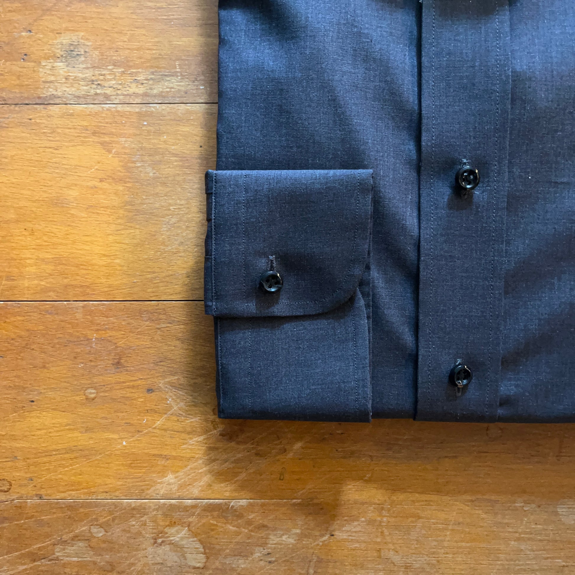 Regent Mullet shirt in charcoal grey twill - cuff