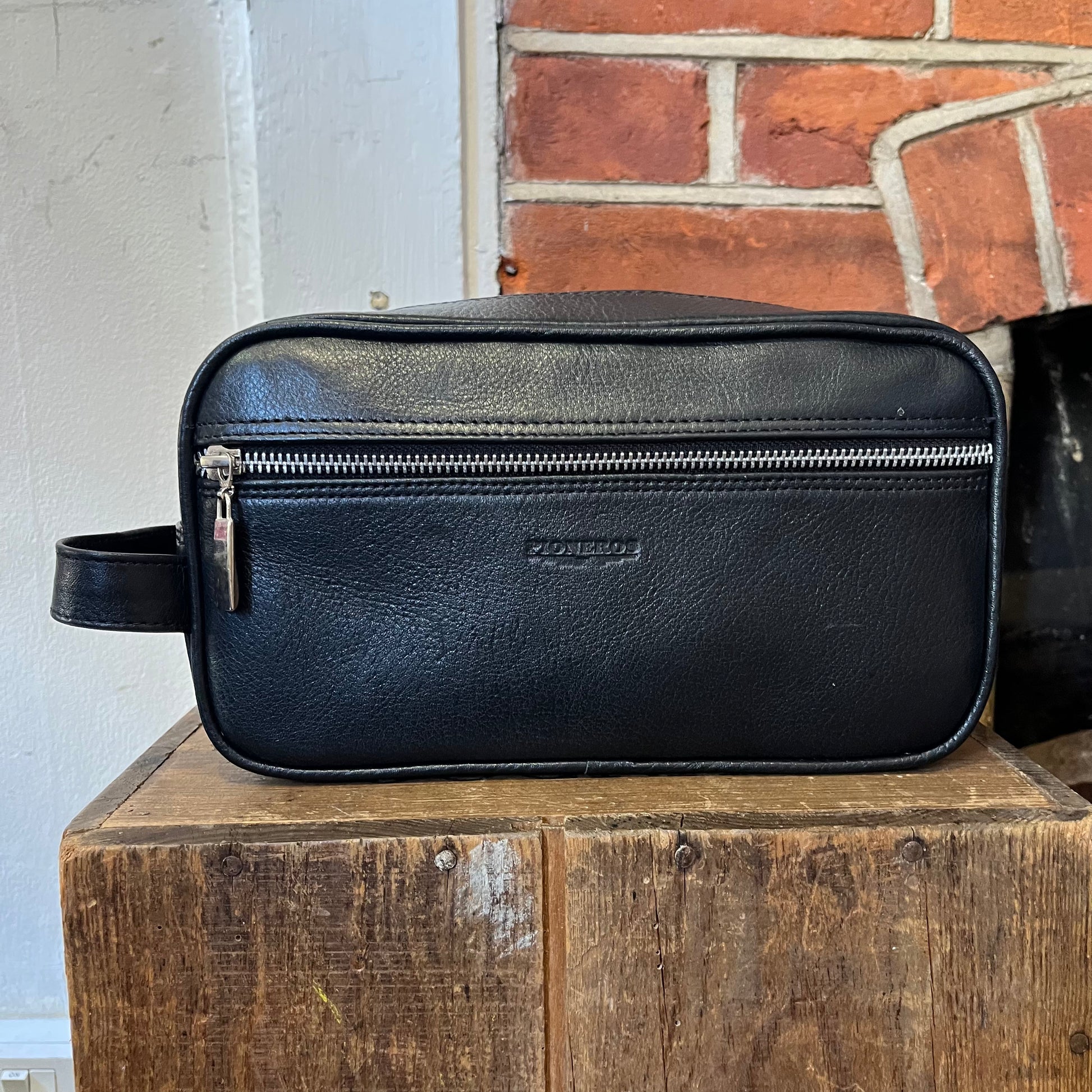 Pioneros - Black Leather Wash Bag - Regent Tailoring