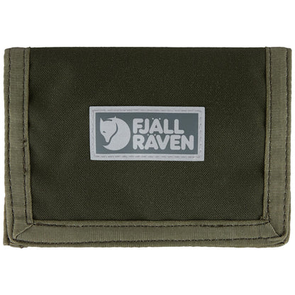 A green Fjäll Raven bi-fold wallet with a gray and white brand patch on the front, set against a plain white background.