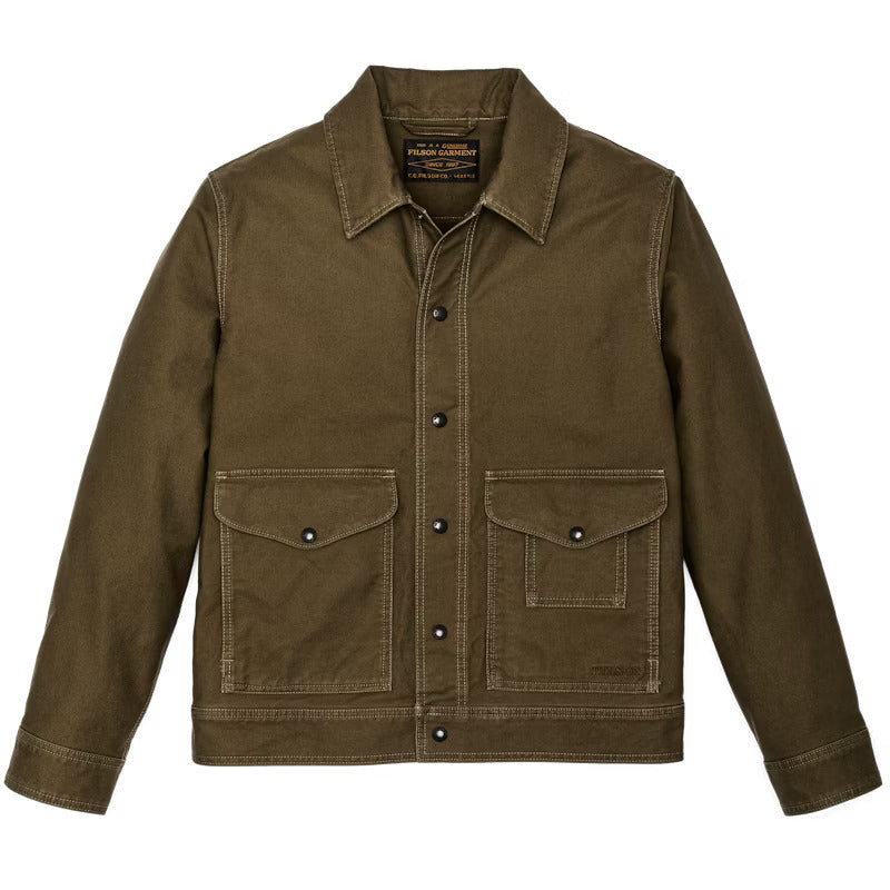 Filson jungle cloth thick jacket with two flap pockets along the hem. Designed to sit at the waist in a classic olive green.