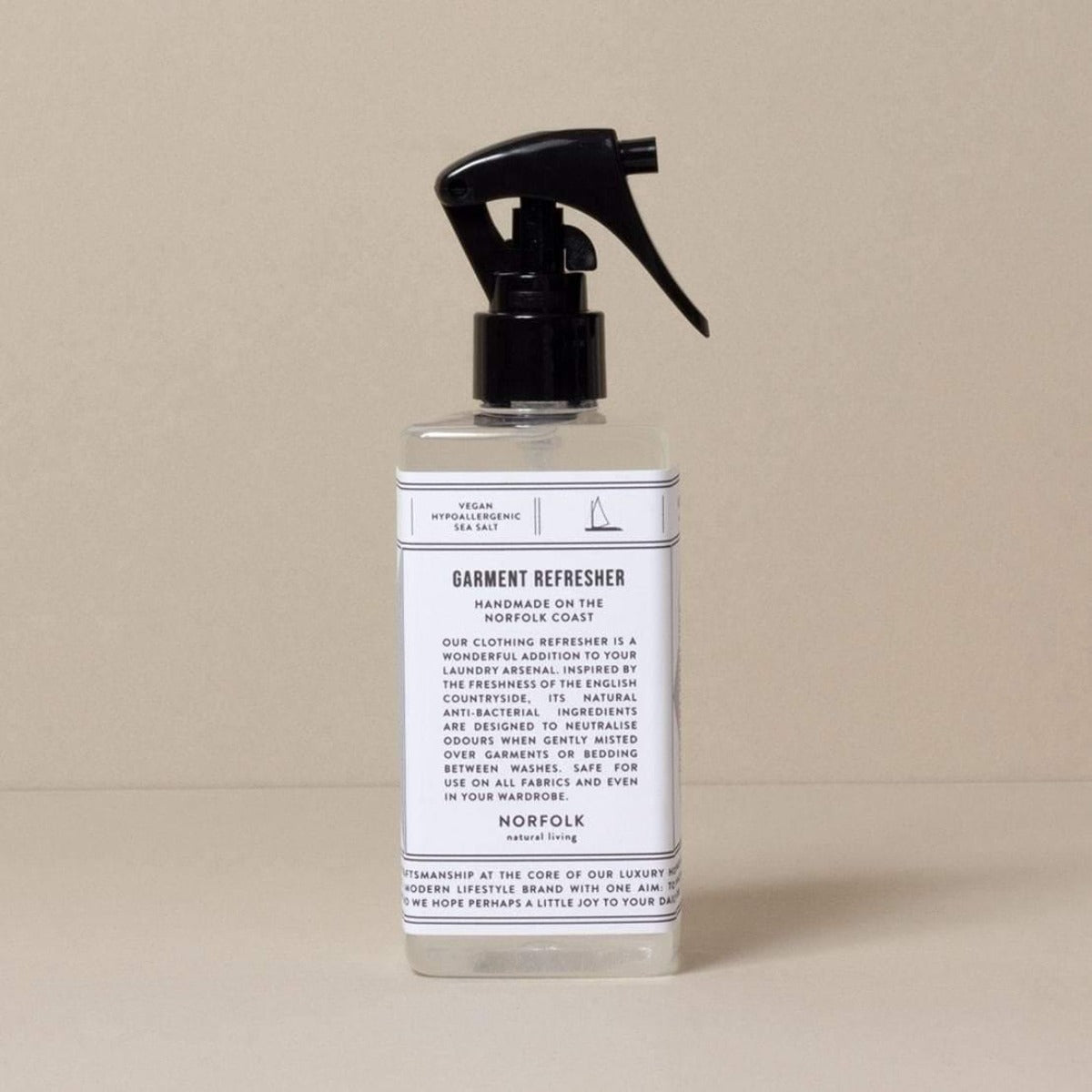 Garment and linen refresher spray to re-odorize and freshen clothes, sheets, drawers and wardrobes, with a scent inspired by the English coastal countryside.