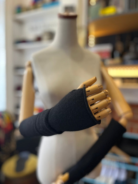 Wristwarmers made from cashmere in Black