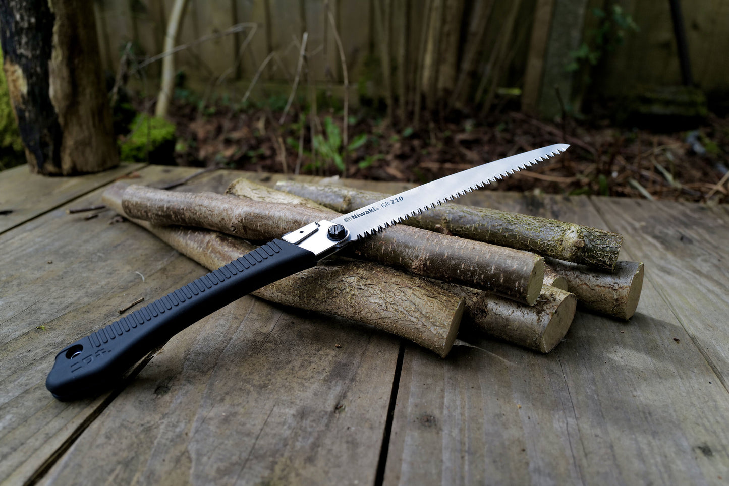 Pruning and trimming garden saw with rubber handle and SK-4 impact hardened steel blade from Japanese gardenware masters Niwaki.